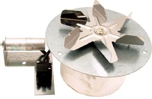 Saugzuggebläse von Wolf mit Metallgehäuse und Propeller, inklusive Kondensator, montiert auf einer Halterung zur Verwendung in Heizsystemen.
